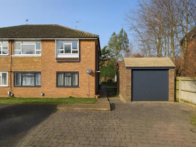 Flat for sale in Woodcote, Epsom