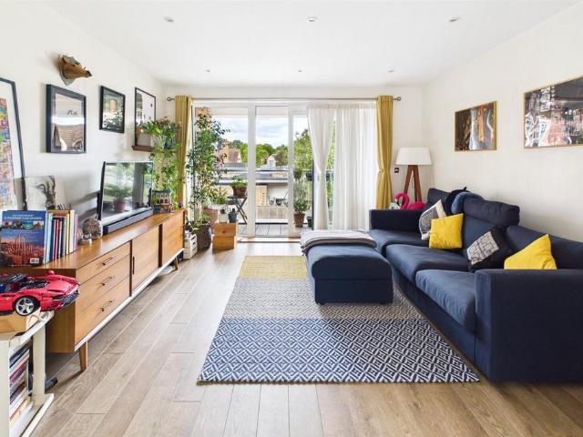 Flat for sale in Streatham Hill, Greater London