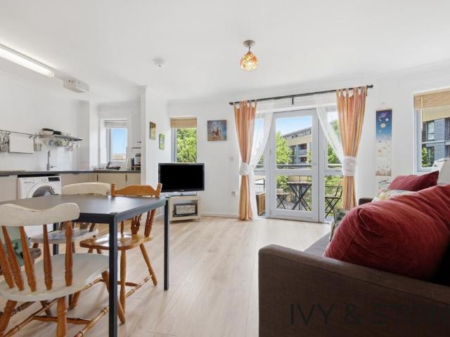 Flat for sale in Bromley-by-Bow, Poplar Grove