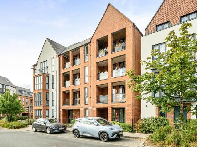 Flat for sale in Emmbrook, Wokingham