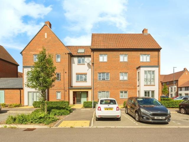 Flat for sale in Weston Turville, Buckinghamshire