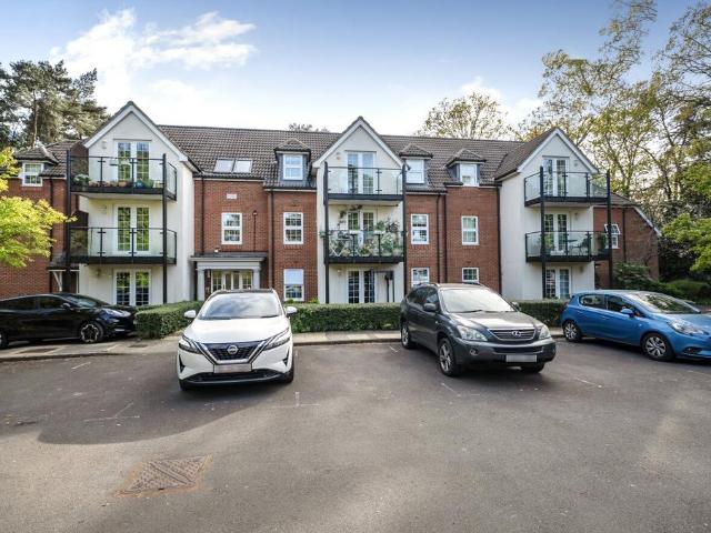Flat for sale in Hart, Hampshire