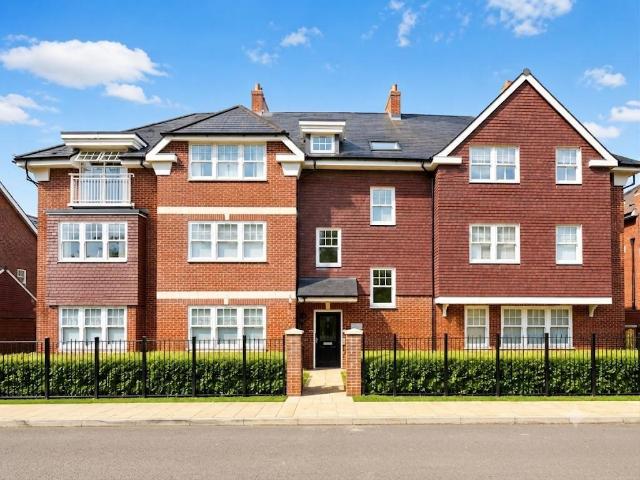 Flat for sale in Mill Hill, Greater London