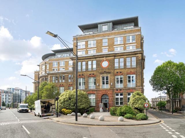 Flat for sale in Plumstead, Greater London