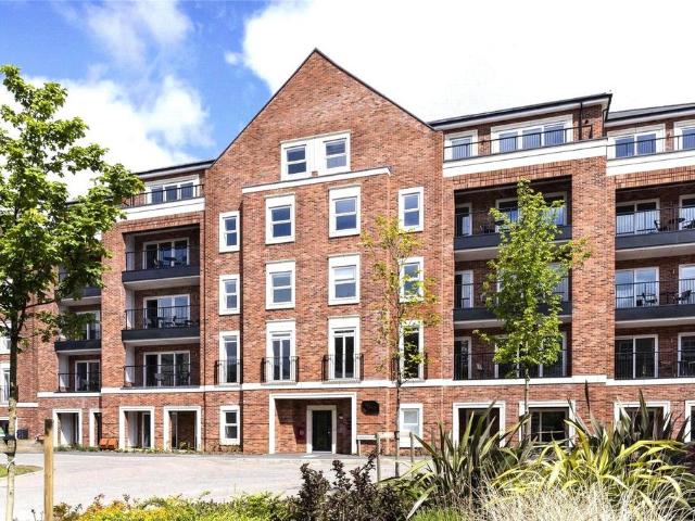 Flat for sale in Whetstone, Greater London