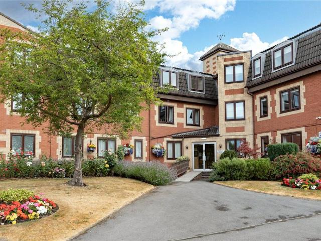 Flat for sale in Farsley, West Yorkshire