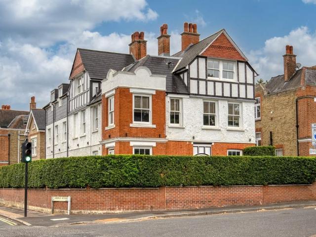 Flat for sale in Surbiton, Greater London