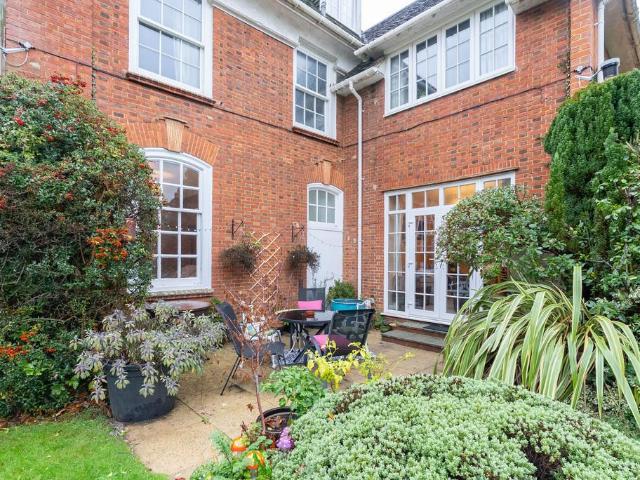 Flat for sale in Rose Hill, Pachesham Park