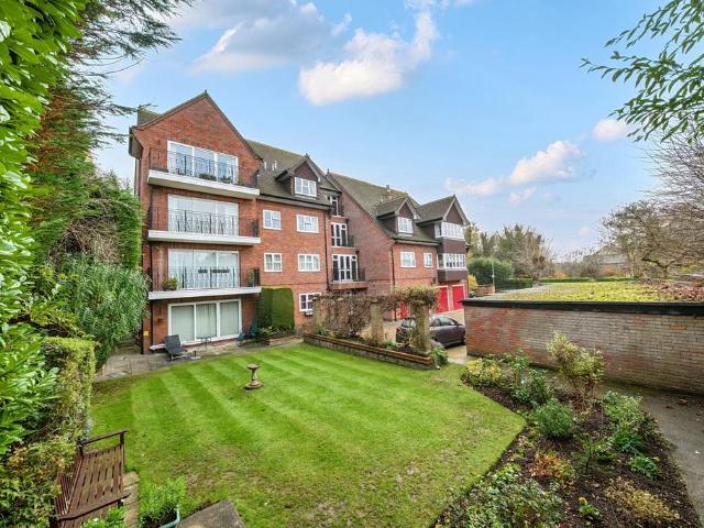Flat for sale in Batchworth