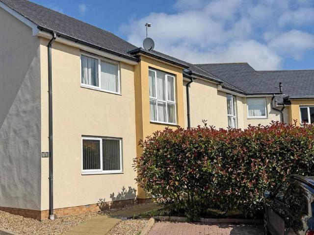Flat for sale in Bangor, Wales