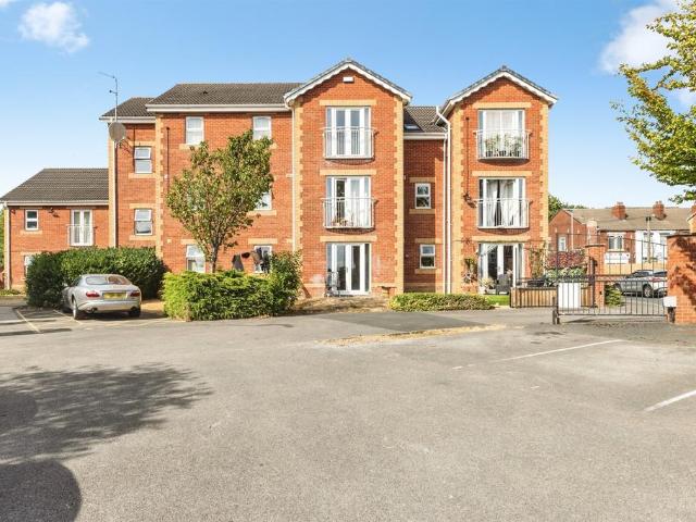 Flat for sale in Featherstone, Streethouse