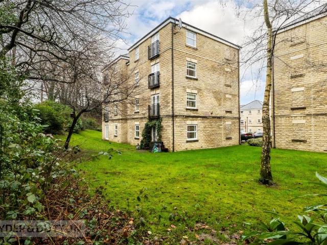 Flat for sale in Savile Park, West Yorkshire