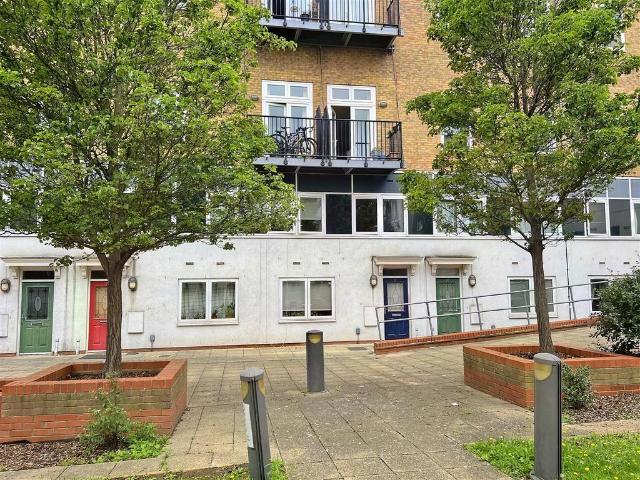 Flat for sale in Maryland, Greater London