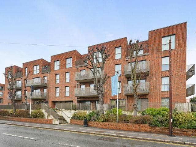 Flat for sale in Harrow Weald, Greater London