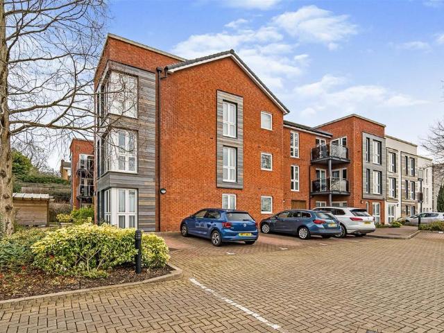 Flat for sale in Bromsgrove, Worcestershire