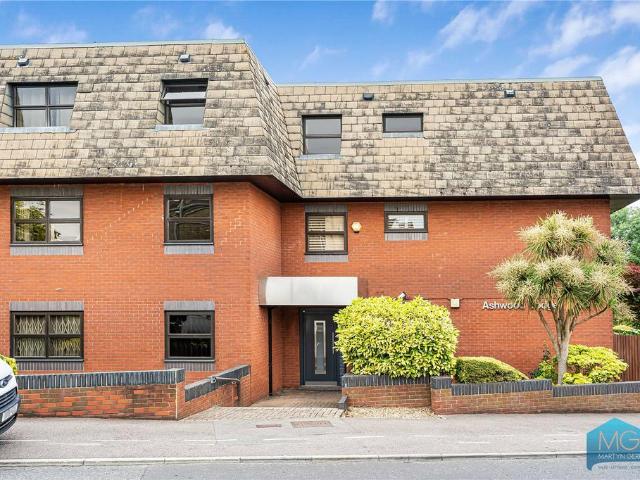 Flat for sale in Southgate, Greater London