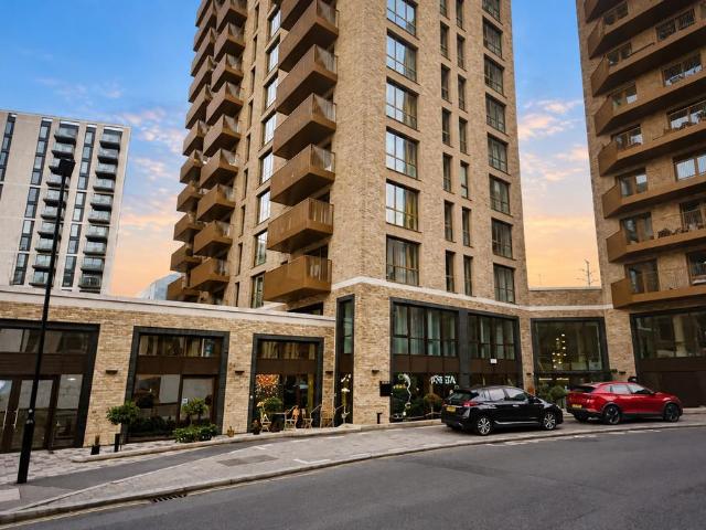 Flat for sale in Strand-on-the-Green, Greater London