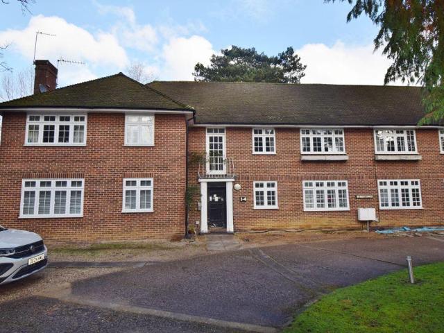 Flat for sale in Hatch End, Greater London