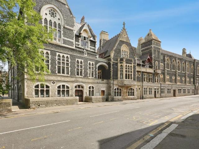 Flat for sale in Tower Hamlets, Ash