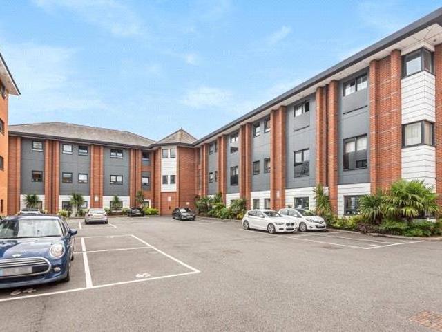 Flat for sale in Slough