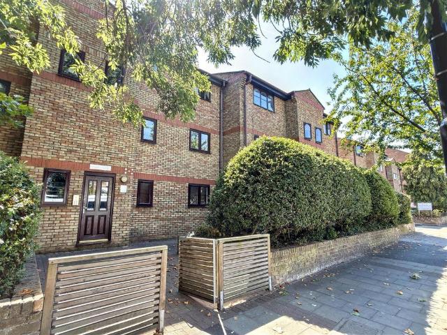 Flat for sale in Maryland, Greater London