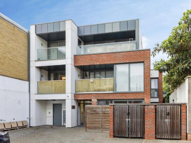 Flat for sale in Stockwell, Greater London