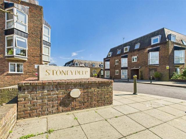 Flat for sale in Strawberry Hill, Greater London