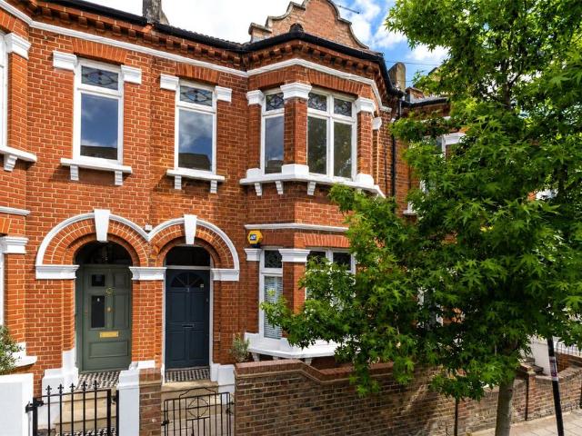 Flat for sale in London Borough of Wandsworth, Greater London
