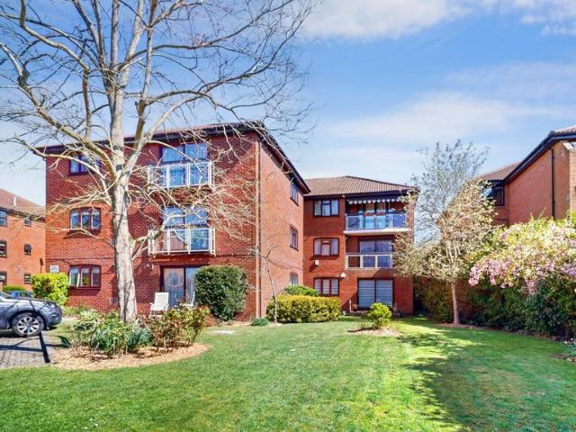 Flat for sale in Little Stanmore, Greater London
