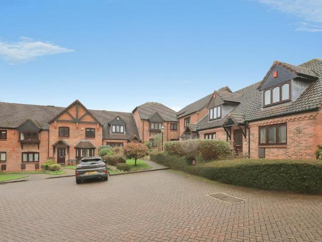 Flat for sale in Bromsgrove, Worcestershire