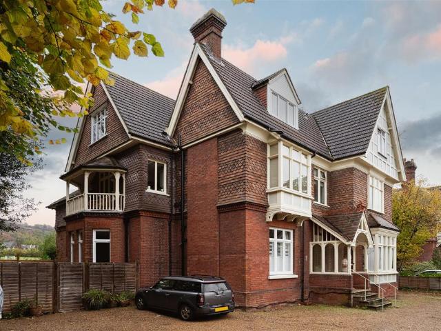 Flat for sale in Red Hill, Surrey