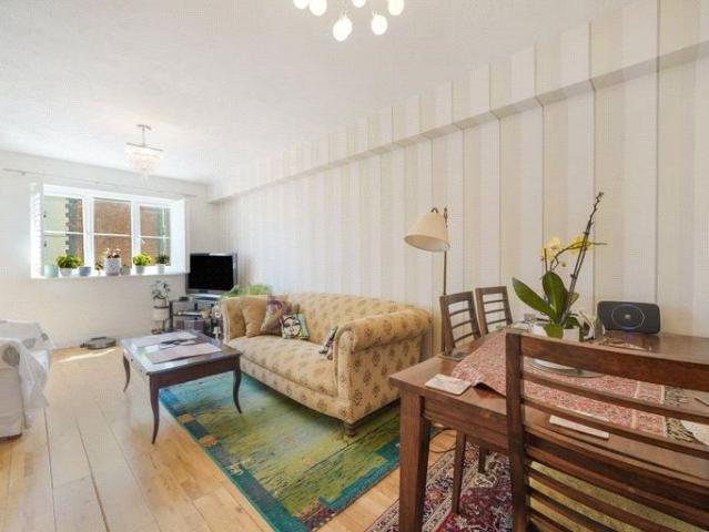 Flat for sale in Ponders End, Greater London