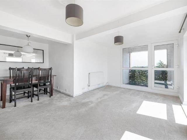 Flat for sale in Carshalton Beeches, Greater London