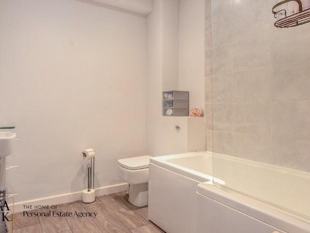 Flat for sale in Tedfold, Horsham