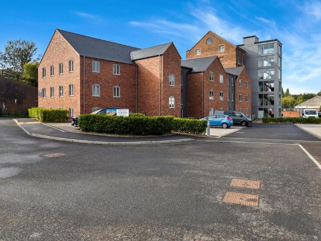Flat for sale in Dines Green, Worcester