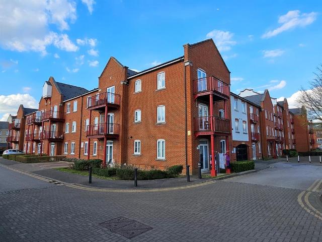 Flat for sale in Walton, Aylesbury