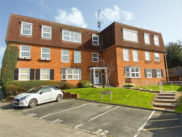 Flat for sale in Emmbrook, Wokingham