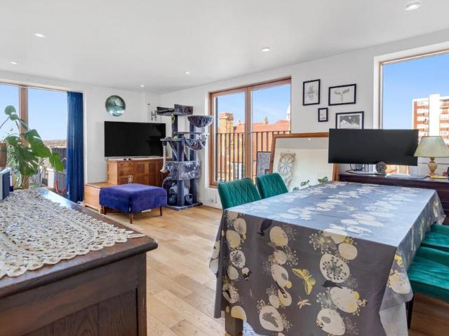 Flat for sale in Shacklewell, Greater London