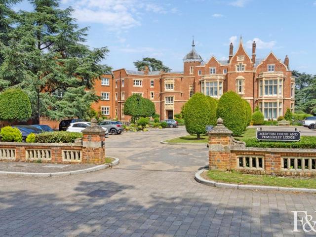 Flat for sale in Windsor, Clewer Green