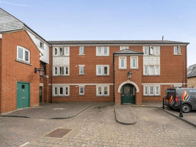 Flat for sale in Shefford, Bedfordshire
