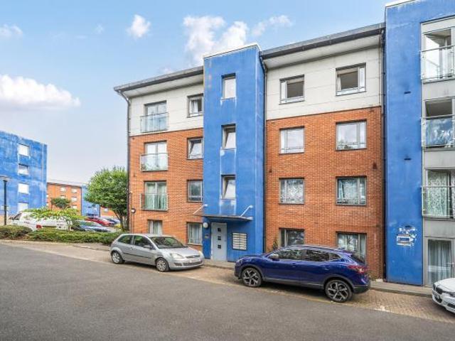 Flat for sale in Rosehill, Greater London