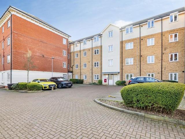 Flat for sale in Kingswood, North Watford