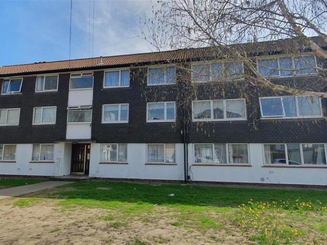 Flat for sale in London Borough of Hounslow, Feltham
