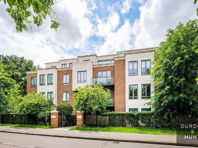 Flat for sale in Woodford Wells, Greater London