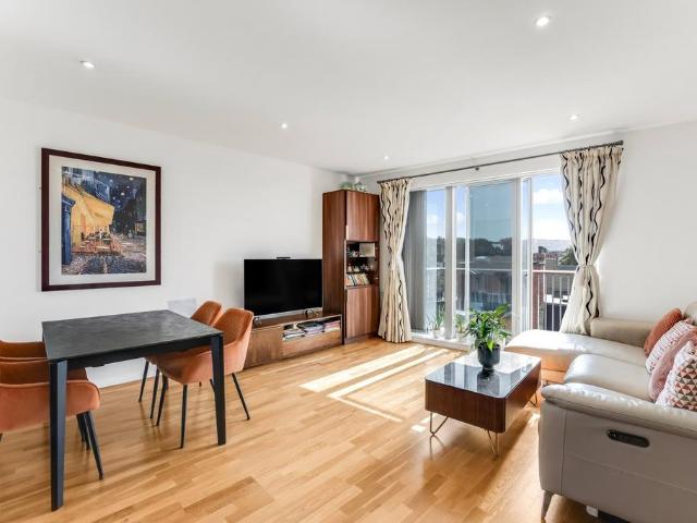 Flat for sale in West Hampstead, Greater London