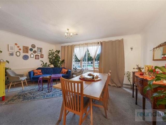 Flat for sale in Hendon, Greater London