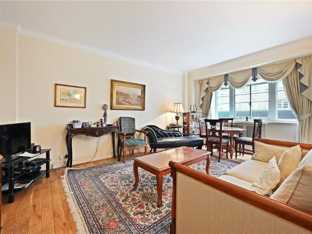 Flat for sale in Kensington, Greater London
