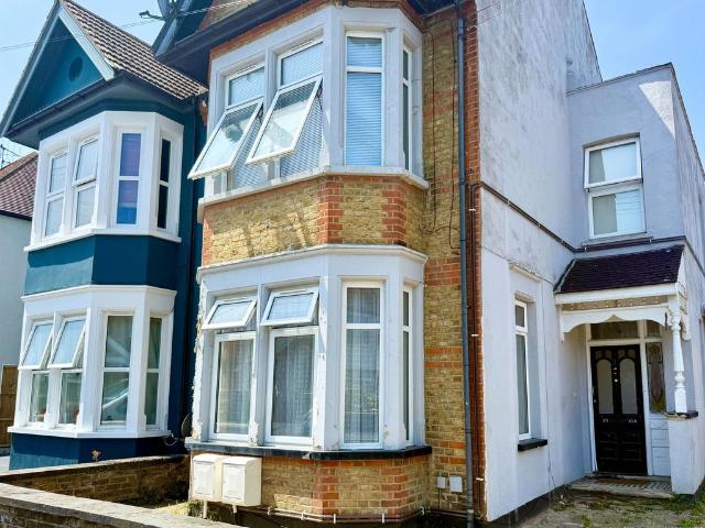 Flat for sale in Alton Barnes, Essex
