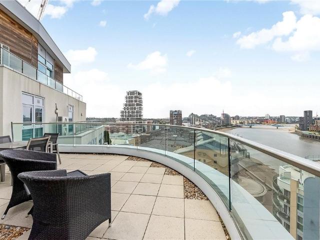 Flat for sale in Battersea, Greater London