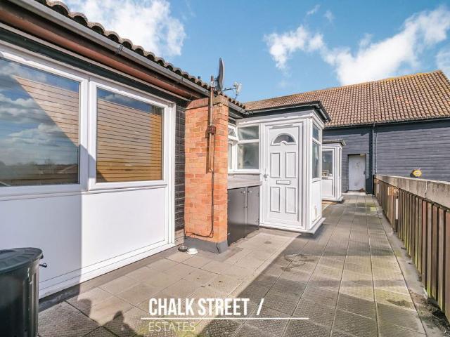Flat for sale in Elm Park, Greater London